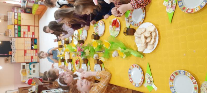 Dzieci jedzą jajeczka