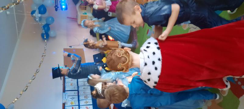 Dzieci i Hrabia Smarkula tańczą przy muzyce