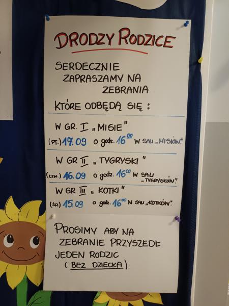 Plakat z ogłoszeniem dotyczącym zebrania z rodzicami, umieszczony na gazetce w przedszkolnym holu