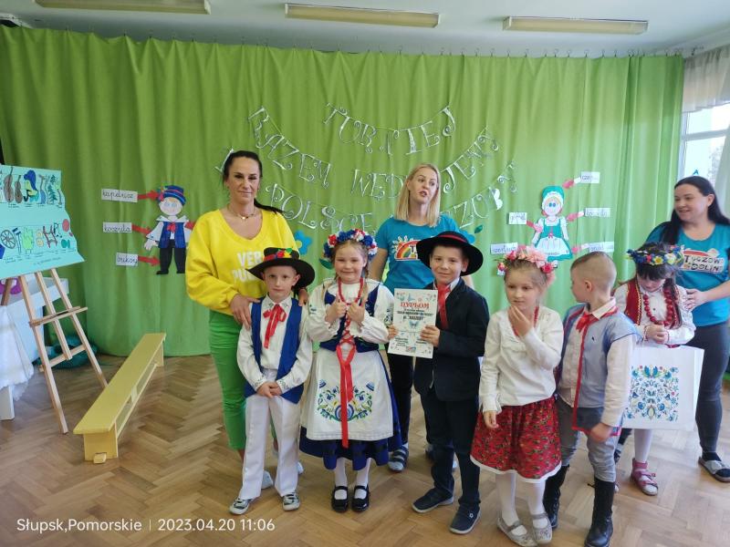 Dzieci odbierają nagrody