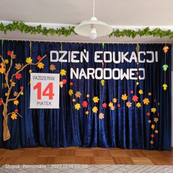 Napis Dzień Edukacji Narodowej, kotara
