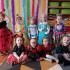 Dziewczynki w strojach karnawałowych na tle kolorowej ścianki