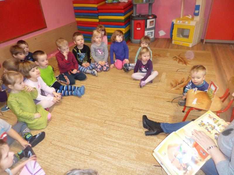 Wizyta bibliotekarki pani Kasi w przedszkolu