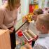 życzenia składane przez starszaków i słodki poczęstunek