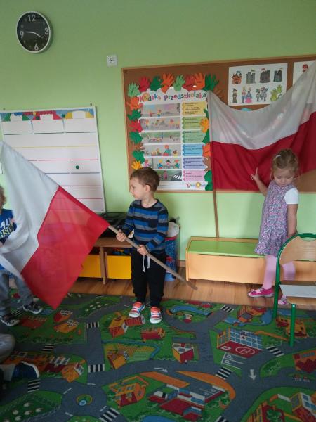 ,,Motylki'' i ,,Biedronki''świętują Niepodległość