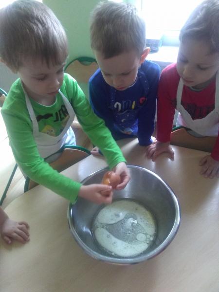 Motylki pieką babeczki