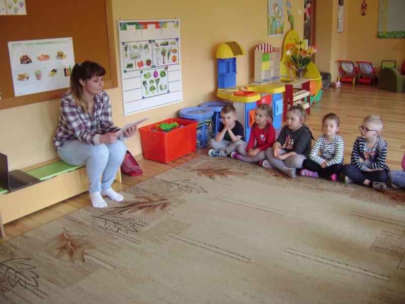 Rodzice czytają dzieciom