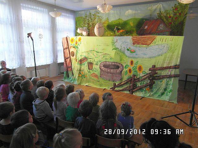Teatrzyk pt. "Dziwny gość" w przedszkolu