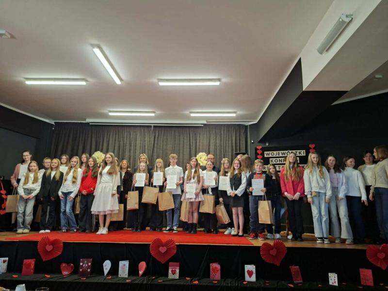 Uczniowie naszej szkoły – Nel Gruss z klasy 6b oraz Piotr Żurowski z klasy 7a – wzięli udział w Wojewódzkim Konkursie Recytatorskim Obcojęzycznej Poezji Miłosnej, który odbył się 6 marca w Kobylnicy.