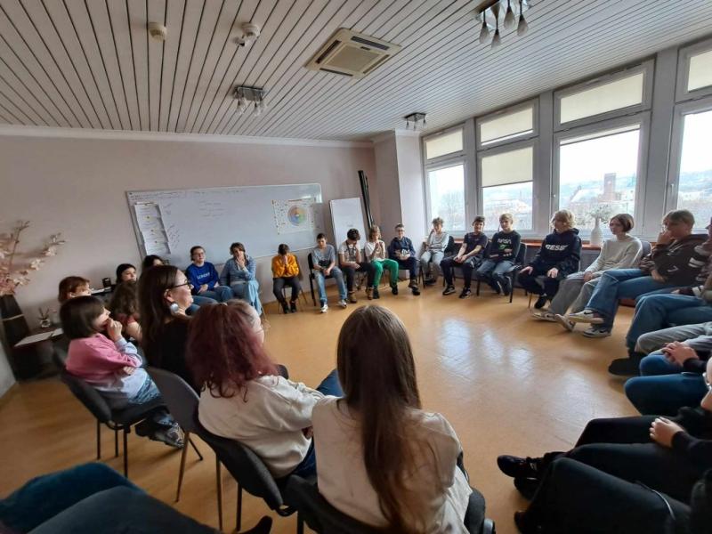 W ramach działalności profilaktycznej szkoły dotyczącej stosowania przemocy wśród rówieśników ale też dorosłych, odbyły się spotkania z terapeutami, psychologami w Punkcie Interwencji Kryzysowej i Przeciwdziałania Przemocy Domowej