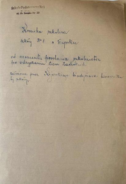 W ramach obchodów 80-lecia naszej szkoły sięgamy do szkolnej kroniki, by przypomnieć wyjątkowe chwile i ludzi, którzy tworzyli jej historię. To właśnie w takich zdjęciach kryje się niepowtarzalny klimat dawnych lat – uśmiechy uczniów, zaangażowanie nauczy