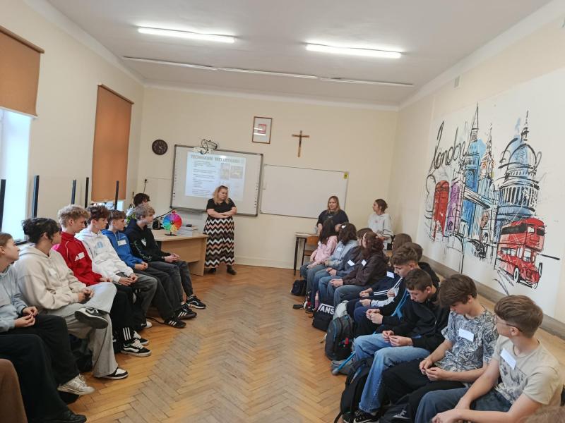 W związku z realizacją kampanii „Dzieciństwo bez przemocy” w dniu 16 października 2025 r. odbyły się warsztaty poświęcone tematyce hejtu.