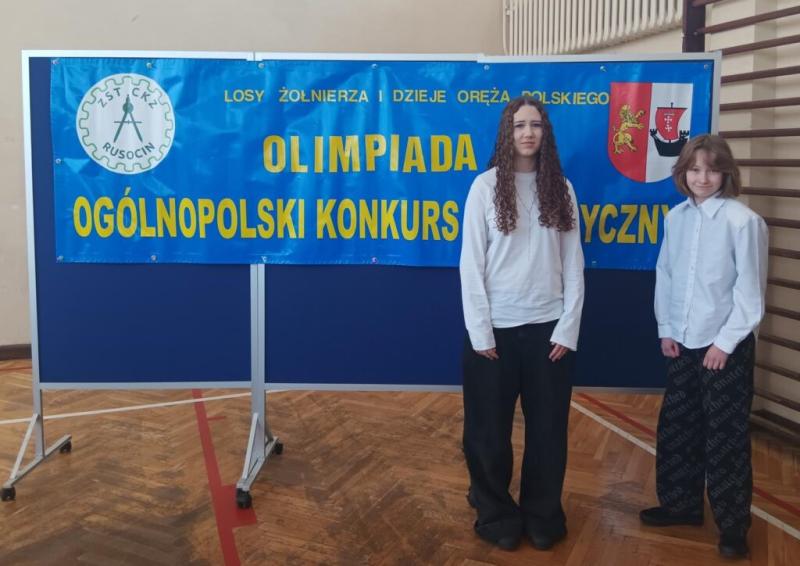 Z wielką radością i dumą informujemy, że dwie uczennice klasy 8a – Blanka Polak oraz Amelia Jastrzębska – odniosły wielki sukces w XXX edycji Ogólnopolskiego Konkursu „Losy żołnierza i dzieje oręża polskiego w latach 1921–1956. Od Traktatu Ryskiego do Żoł
