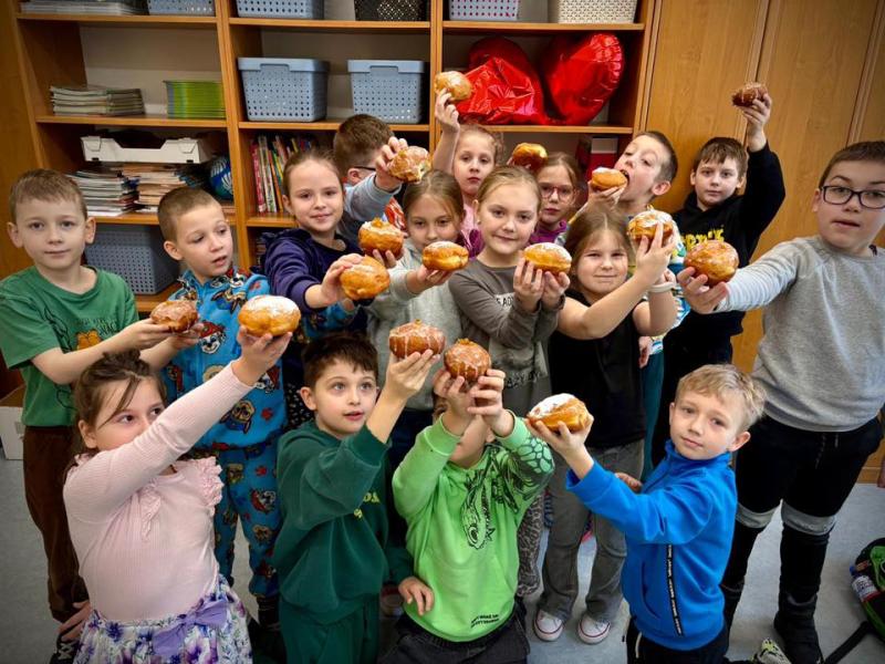 Dziś w naszej szkole unosił się zapach pysznych pączków i faworków! Tłusty Czwartek to słodka tradycja, którą wszyscy chętnie pielęgnujemy. Uśmiechy na twarzach uczniów potwierdzają, że kalorie dziś się nie liczą.