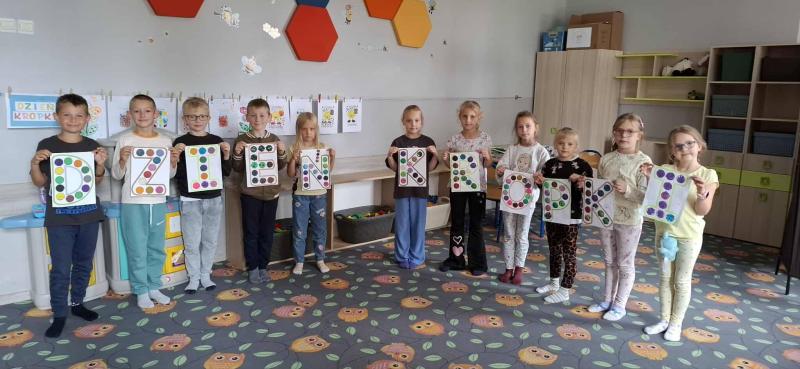 15 września uczniowie klas I–III naszej szkoły wzięli udział w obchodach Międzynarodowego Dnia Kropki – święta kreatywności, odwagi i odkrywania talentów. Inspiracją do świętowania była historia dziewczynki Vashti z książki „The Dot” Petera H. Reynoldsa,