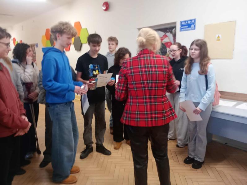 tekst: W okresie przedświątecznym w Szkole Podstawowej nr 1 podsumowano dwa konkursy zorganizowane w ramach projektu „Smart Math – mądre decyzje w świecie finansów”, dofinansowanego przez Fundację mBanku.