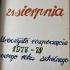 W ramach obchodów 80-lecia naszej szkoły sięgamy do szkolnej kroniki, by przypomnieć wyjątkowe chwile i ludzi, którzy tworzyli jej historię. To właśnie w takich zdjęciach kryje się niepowtarzalny klimat dawnych lat – uśmiechy uczniów, zaangażowanie nauczy