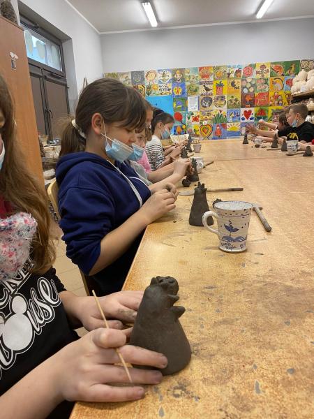 Klasa 4a w pracowni ceramicznej.