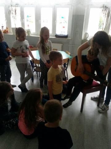 Poznajemy instrumenty muzyczne - gitara, zajęcia umuzykalniające w świetlicy szkolnej