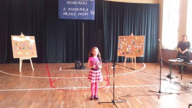 Występ Agnieszki z klasy 2 a w V Międzyszkolnym Konkursie Piosenki Dziecięcej