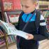 Mikołajkowa loteria w szkolnej bibliotece