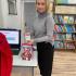 Mikołajkowa loteria w szkolnej bibliotece