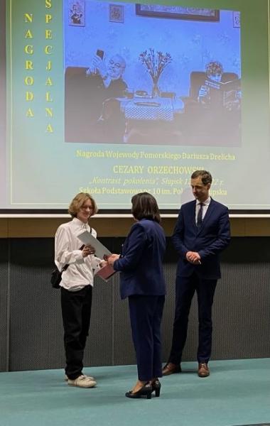 Uczeń odbiera nagrodę