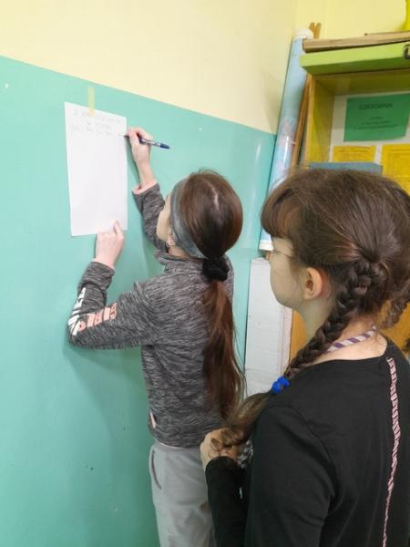 Uczniowie zapisują odpowiedzi na pytania o zaufanie.