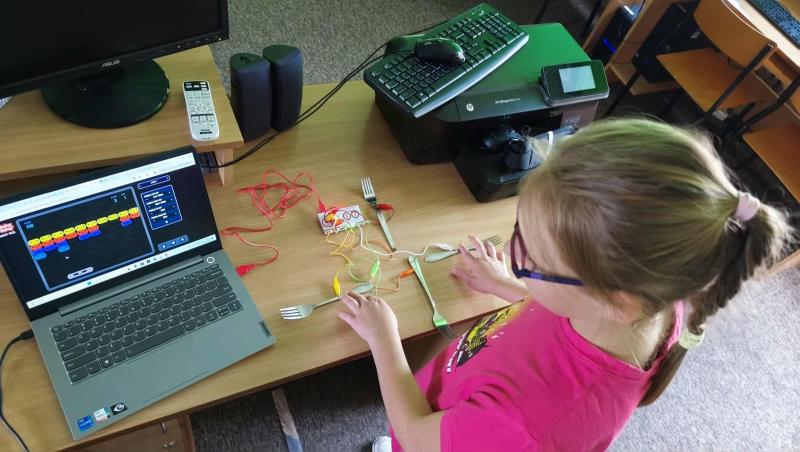 Uczniowie przeprowadzają eksperymenty w podłączając do komputera rzeczy codziennego użytku - zajęcia z robotyki