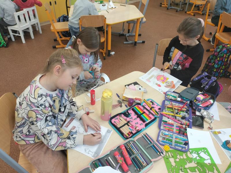 Uczniowie tworzą kukiełki na zajęciach świetlicowych