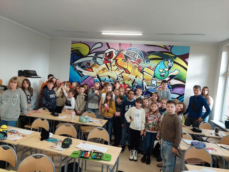 Zdjęcie grypowe klasy na tle fototapety