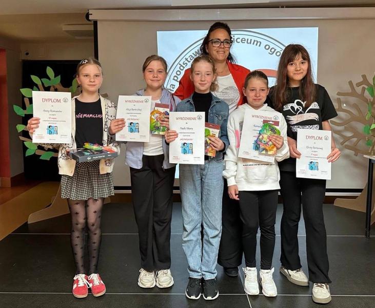 Na zdjęciu Pani Agata z nagrodzonymi uczennicami