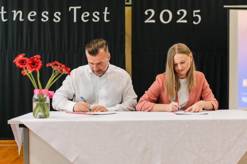 Na zdjęciu Pani Marta Makuch Zastępczyni Prezydentki Miasta Słupska i Pan Michał Kanownik - Prezes Zarządu Cyfrowa Polska pospisują porozumienie