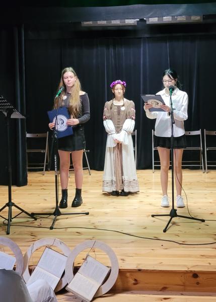 Narodowe Czytanie -uczniowie z SP11 na scenie podczas czytania twórczości Jana Kochanowskiego.
