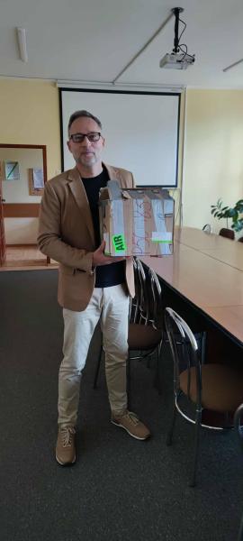 W dniu dzisiejszym do naszej 11-stki przybyła tajemnicza paczka z Ameryki Północnej, tj. z Kanady. Jak się okazało, prezent przesłała babcia jednego z naszych uczniów . Nauczyciele zajęć w świetlicy otrzymali przybory szkolne dla naszych najmłodszych ucz