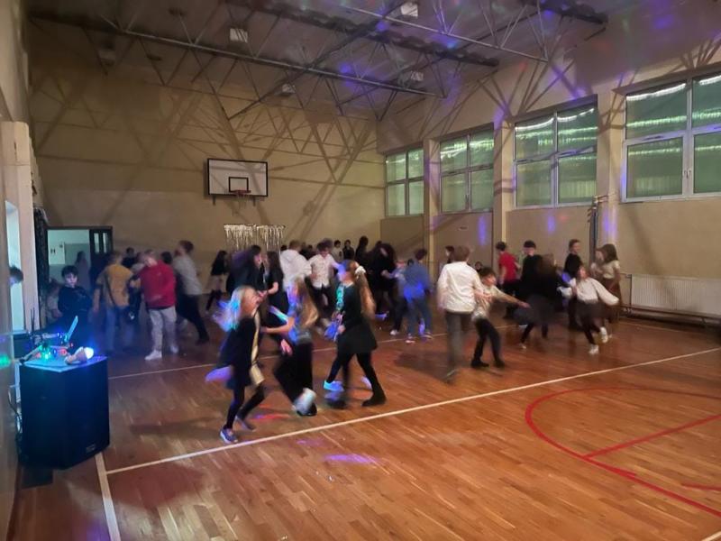 Andrzejki to magiczny wieczór poświęcony wróżbom i wspaniała okazja do wspólnej zabawy. Nasi uczniowie doskonale ten czas wykorzystali. Na zorganizowaną z tej okazji dyskotekę wszyscy przybyli w wyśmienitych humorach. Samorząd Uczniowski zadbał o muzykę,