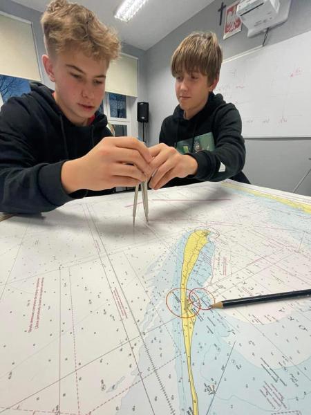 Uczeń pracuje z mapą podczas zajęć o nawigacji