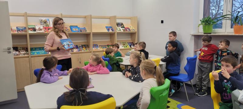 Zajęcia w bibliotece szkolnej - pasowanie na czytelnika