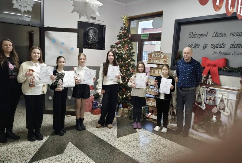 na zdjęciu wyróżnieni i nagrodzeni uczniowie podczas uroczystości ogłoszenia wyników konkursu.