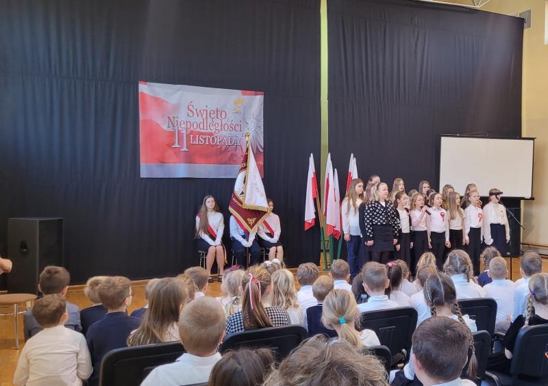 Na zdjęciu apel z okazji Święta Niepodległości w SP11 na sali gimnastycznej.