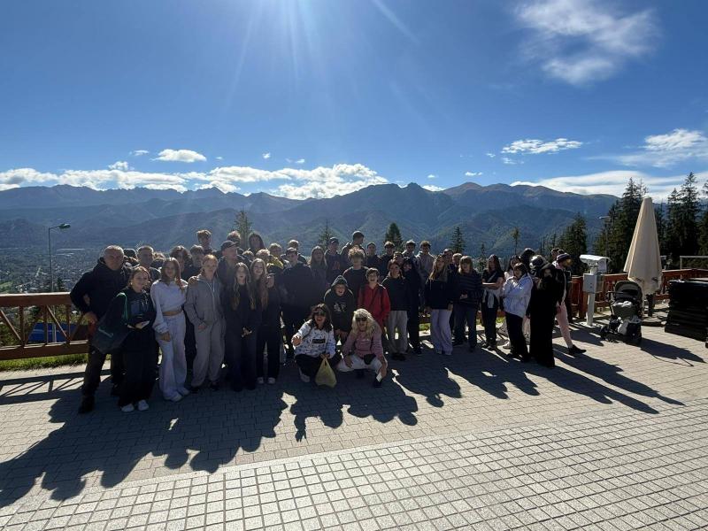 Zdjęcie grupowe wycieczki. Widok z Gubałówki na Giewont