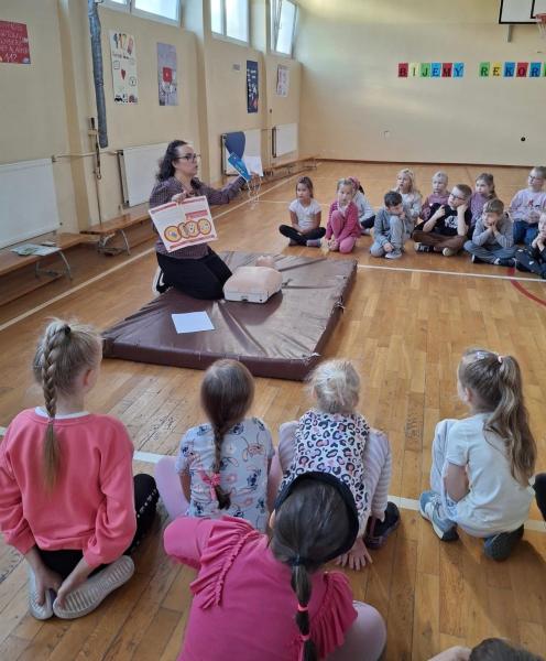 Zajęcia z pierwszej pomocy dla klas I-III na sali gimnastycznej