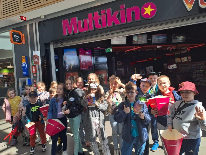 Klasa 2b przed Multikinem