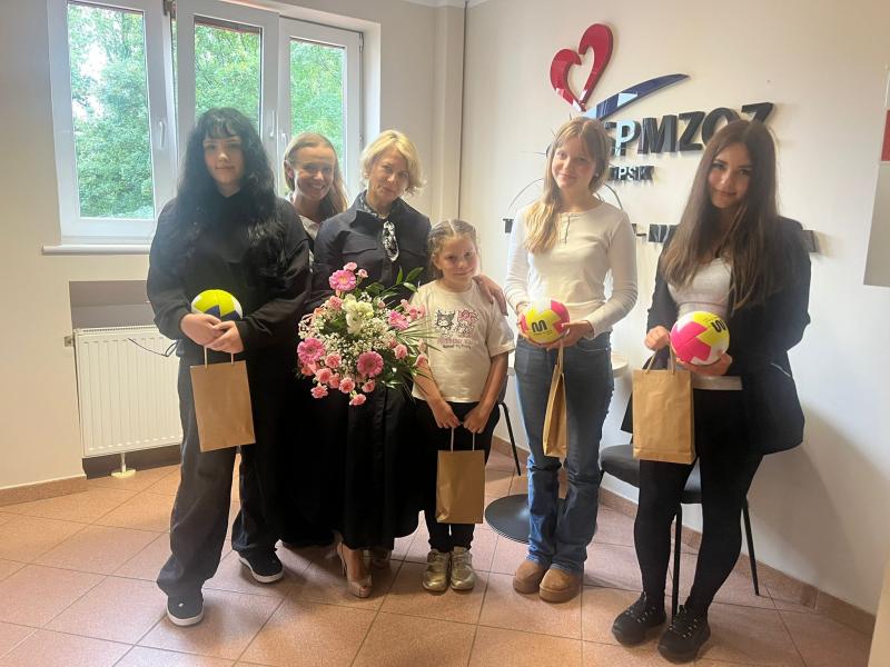 Uczniowie, na zdjęciu uczniowie z Samorządu Uczniowskiego z opiekunką Panią Dianą dziękują sponsorce.