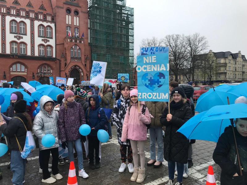 Uczniowie SP11 z pikietami przed słupskim ratuszem