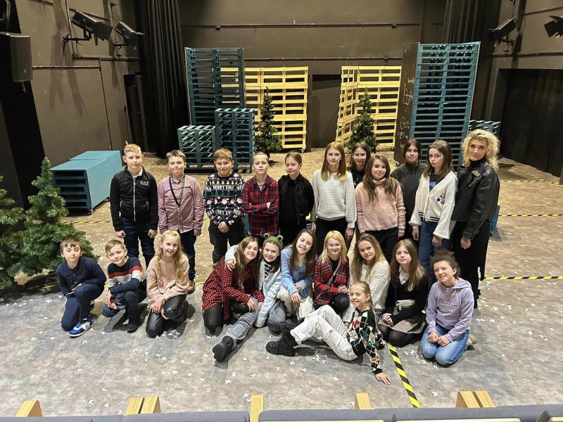 Uczniowie klasy 4a na scenie teatru po spektaklu