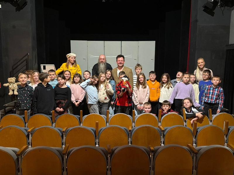 Zdjęcie grupowe klasy z aktorami Teatru Tęcza