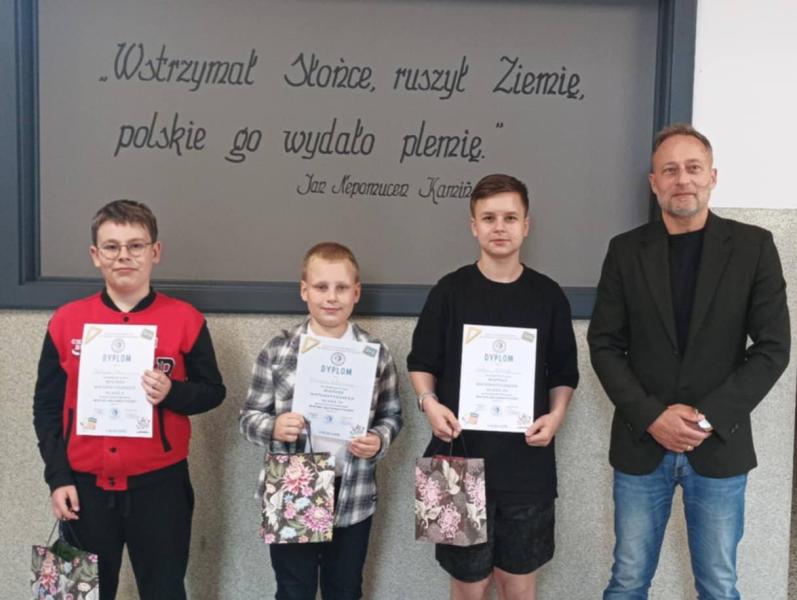 Na zdjęciu uczniowie, którzy otrzymali tytuł Mistrza Matematyki z dyrektorem szkoły