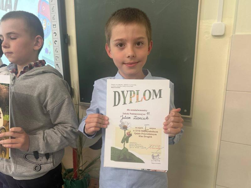 Uczeń okazuje dyplom.