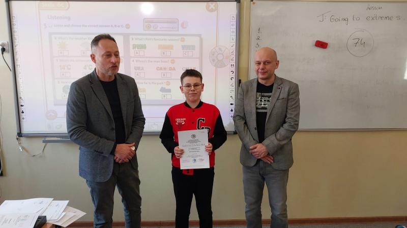 Dyrektor i wicedyrektor wręczają stypendium za wyniki w nauce